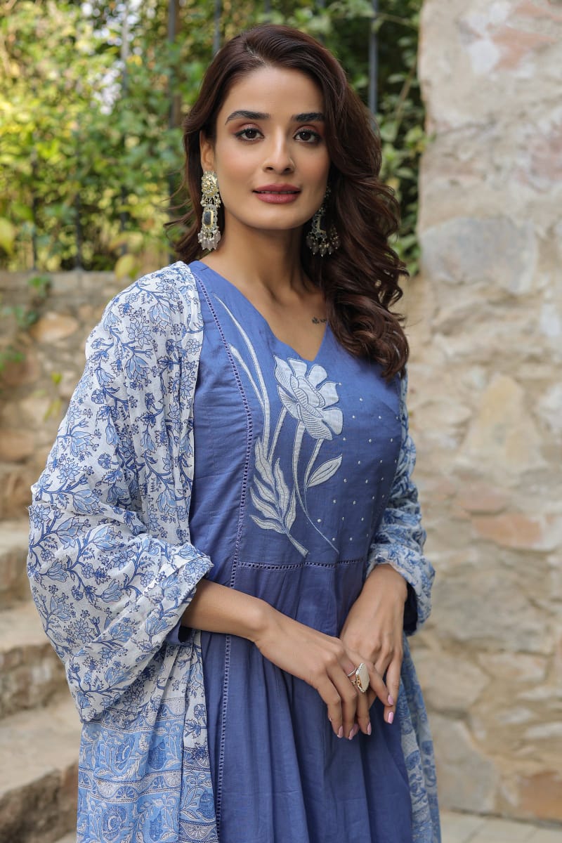 Blue Kurta Suit Set With Floral Embroidery